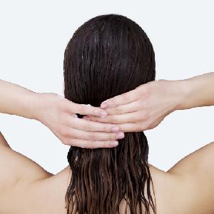 1/洗髮後取適量，塗勻於髮絲。