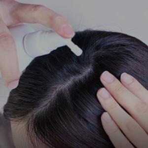 3/將噴頭貼近頭皮，距離約3-5cm，按壓噴頭噴灑。