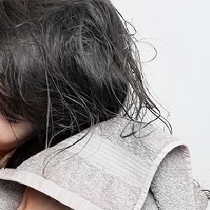 1/洗頭後拭乾頭皮、頭髮水分。