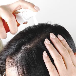 3/將噴頭貼近頭皮，距離約3-5cm，按壓噴頭噴灑。