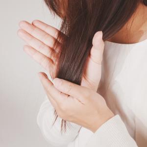 2/搓揉於頭髮中段、髮尾或頭髮受損處。