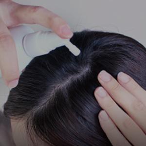 3/將噴頭貼近頭皮,距離約3-5cm,按壓噴頭噴灑。