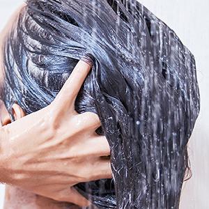 3/沖水洗淨,就可以感受到髮質的柔順。柔順的效果可以維持到下一次洗髮。