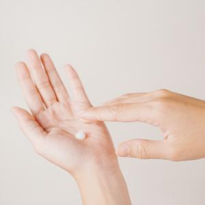 1/視髮量取少許於手心均勻搓開後。(建議採少量、多次疊加使用,避免一次過量造成厚重感)