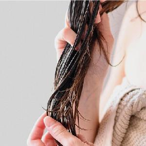 2/搓揉於頭髮中段、髮尾或頭髮受損處。