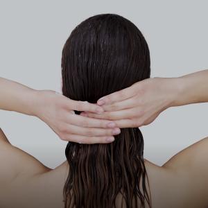 1/洗髮後取適量,塗勻於髮絲。